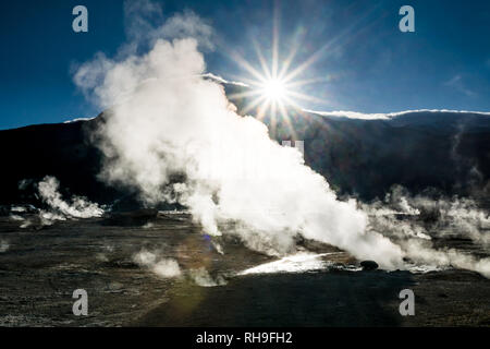 El Tatio ist sowie einem geothermischen Feld in Chile bekannt und ist der größte Geysir Feld in der südlichen Hemisphäre mit ca. 8% aller Geysire in der Stockfoto