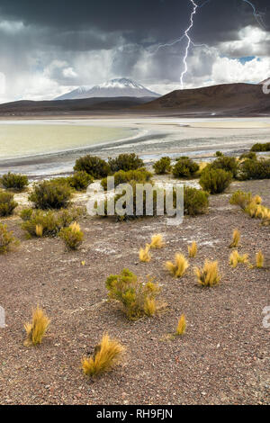 Wenn ein Sturm Naht. In großer Höhe Laguna in den bolivianischen Anden erfasst Stockfoto