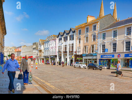 12. Juni 2018: Truro, Cornwall, UK-Geschäfte und Menschen in Boscawen Street, Truro Stockfoto