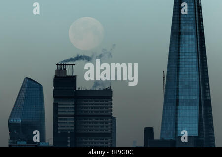 UK Wetter: Am Morgen Mond legt in der Nähe der Shard Hochhaus Gebäude Stockfoto