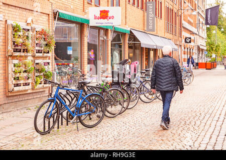 14. September 2018: Göteborg, Schweden - ein typisches Reihe von Geschäften in der Stadt, mit Fahrrädern außerhalb geparkt. Stockfoto