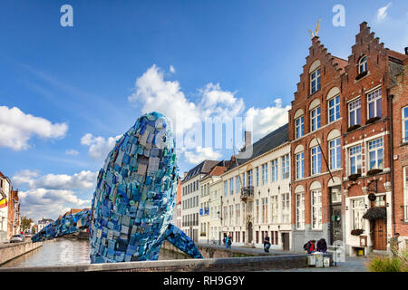 25. September 2018: Brügge, Belgien - Brügge Wal, wie Skyscraper bekannt, ab 5 Tonnen Kunststoffabfälle aus dem Pazifischen Ozean gezogen, für ... Stockfoto