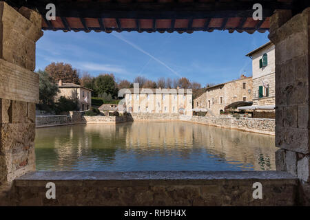 Ansicht der thermischen und mittelalterlichen Weiler von Bagno Vignoni, Siena, Toskana, Italien Stockfoto