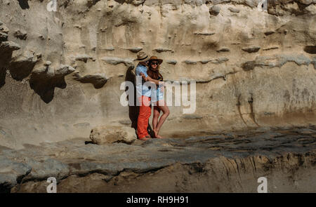 Paar in der Sonnenbrille, die an der Küste, Malta Stockfoto