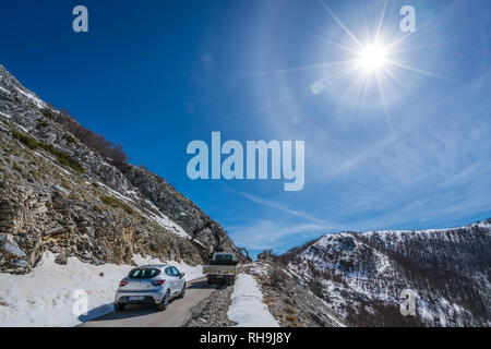 Nationalpark Lovcen, Montenegro - April 2018: Auto warten auf der Straße der kleinen Erdrutsch im Winter geräumt werden, Stockfoto