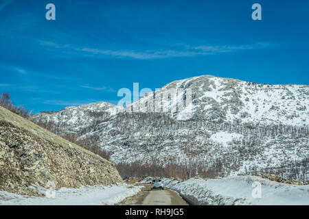 Nationalpark Lovcen, Montenegro - April 2018: Autofahren auf einer schmalen Straße durch die wunderschöne Berglandschaft im Winter Stockfoto