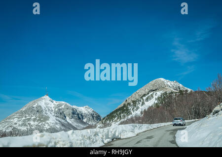 Nationalpark Lovcen, Montenegro - April 2018: Autofahren auf einer schmalen Straße durch die wunderschöne Berglandschaft im Winter Stockfoto