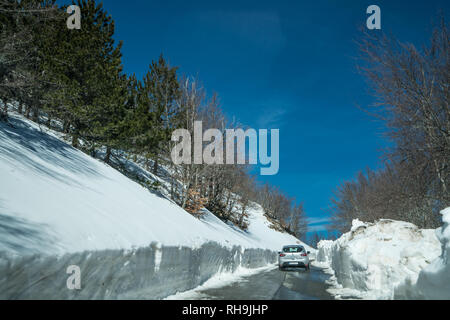 Nationalpark Lovcen, Montenegro - April 2018: Autofahren auf einer schmalen Straße durch die wunderschöne Berglandschaft im Winter Stockfoto