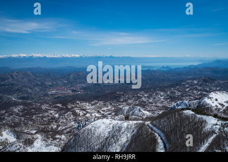 Nationalpark Lovcen, Montenegro - April 2018: atemberaubende Berg Winter Landschaft Panorama wie aus dem Berg Lovcen gesehen Stockfoto