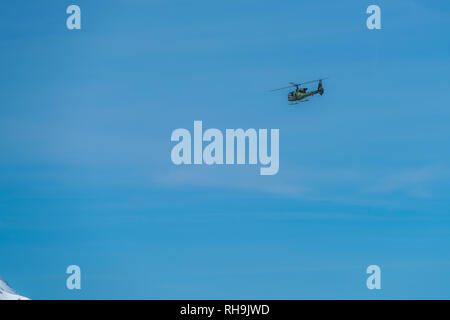 Nationalpark Lovcen, Montenegro - April 2018: Militärische Hubschrauber über die Bucht von Kotor fliegen Stockfoto