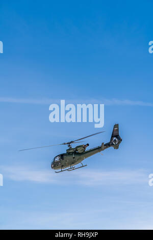 Nationalpark Lovcen, Montenegro - April 2018: Militärische Hubschrauber über die Bucht von Kotor fliegen Stockfoto