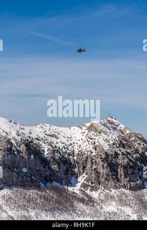 Nationalpark Lovcen, Montenegro - April 2018: Hubschrauber fliegen über Telekommunikation Station auf dem Stirovnik Peak, der höchste Gipfel der Lov Stockfoto