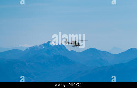 Nationalpark Lovcen, Montenegro - April 2018: Militärische Hubschrauber über die Bucht von Kotor fliegen Stockfoto