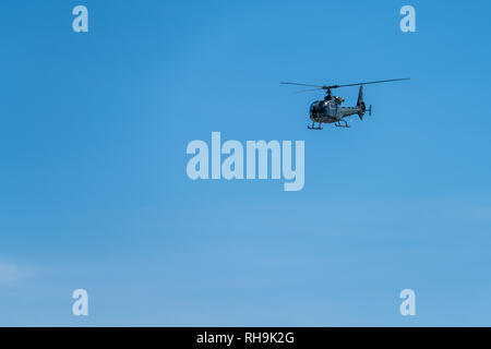 Nationalpark Lovcen, Montenegro - April 2018: Militärische Hubschrauber über die Bucht von Kotor fliegen Stockfoto