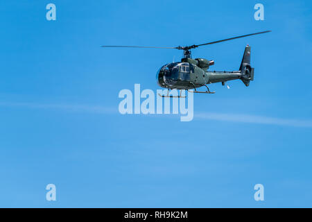 Nationalpark Lovcen, Montenegro - April 2018: Militärische Hubschrauber über die Bucht von Kotor fliegen Stockfoto