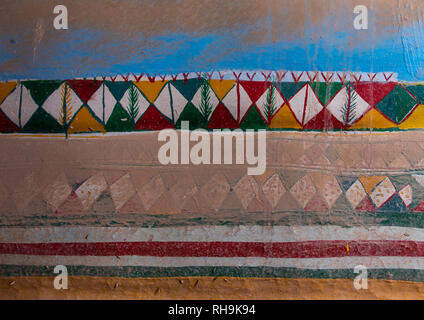 Al-qatt Al asiri traditionell weiblichen inneren Wanddekoration in einem abandonned Haus, Asir Provinz, Sarat Abidah, Saudi-Arabien Stockfoto