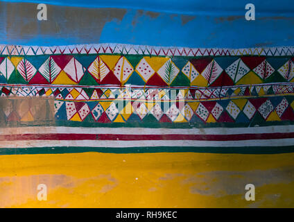 Al-qatt Al asiri traditionell weiblichen inneren Wanddekoration in einem abandonned Haus, Asir Provinz, Sarat Abidah, Saudi-Arabien Stockfoto