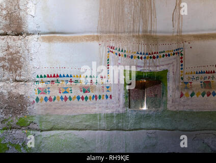 Al-qatt Al asiri traditionell weiblichen Fenster Dekoration in einem abandonned Haus, Asir Provinz, Sarat Abidah, Saudi-Arabien Stockfoto