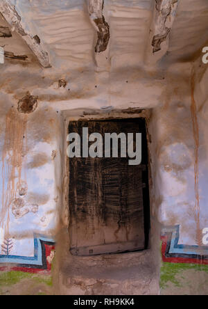 Al-qatt Al asiri traditionell weiblichen inneren Wanddekoration in einem abandonned Haus, Asir Provinz, Sarat Abidah, Saudi-Arabien Stockfoto