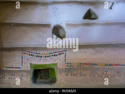 Al-qatt Al asiri traditionell weiblichen Fenster Dekoration in einem abandonned Haus, Asir Provinz, Sarat Abidah, Saudi-Arabien Stockfoto