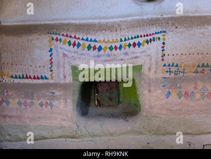 Al-qatt Al asiri traditionell weiblichen Fenster Dekoration in einem abandonned Haus, Asir Provinz, Sarat Abidah, Saudi-Arabien Stockfoto