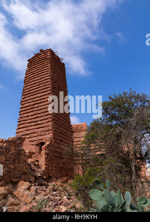 Luftaufnahme von Stein und Lehm Wachtturm mit Schiefer in einem Dorf, Asir Provinz, Sarat Abidah, Saudi-Arabien Stockfoto