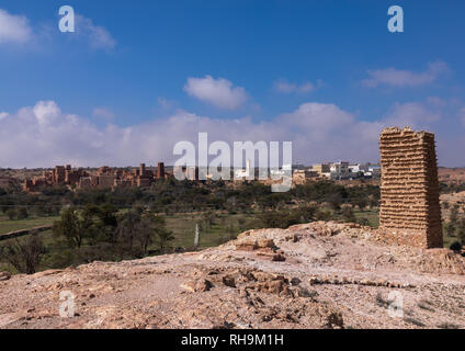 Luftaufnahme von Stein und Lehm Wachtturm mit Schiefer in einem Dorf, Asir Provinz, Sarat Abidah, Saudi-Arabien Stockfoto