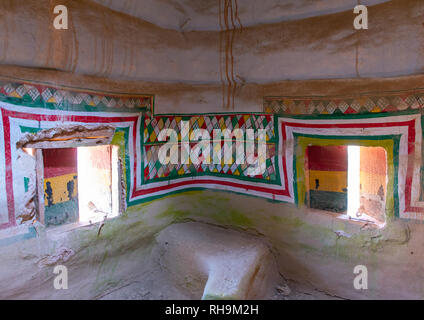 Al-qatt Al asiri traditionell weiblichen Fenster Dekoration in einem abandonned Haus, Asir Provinz, Sarat Abidah, Saudi-Arabien Stockfoto