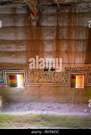 Al-qatt Al asiri traditionell weiblichen Fenster Dekoration in einem abandonned Haus, Asir Provinz, Sarat Abidah, Saudi-Arabien Stockfoto