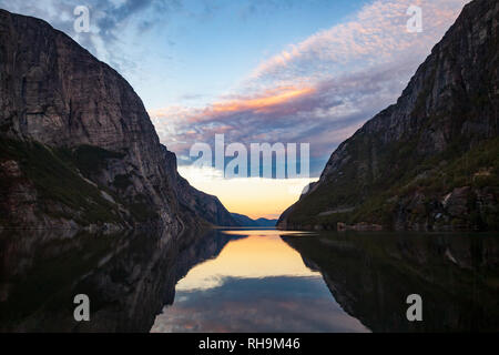 Moody Himmel über ruhige Lysefjord (lysefjorden) als von Lysebotn Dorf am Ende des Fjords in Forsand Kommune von Rogaland county gesehen, Norwegen Stockfoto