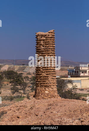 Luftaufnahme von Stein und Lehm Wachtturm mit Schiefer in einem Dorf, Asir Provinz, Sarat Abidah, Saudi-Arabien Stockfoto