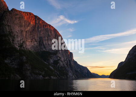 Moody Himmel über ruhige Lysefjord (lysefjorden) als von Lysebotn Dorf am Ende des Fjords in Forsand Kommune von Rogaland county gesehen, Norwegen Stockfoto