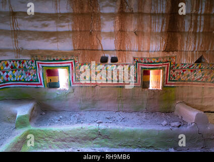 Al-qatt Al asiri traditionell weiblichen Fenster Dekoration in einem abandonned Haus, Asir Provinz, Sarat Abidah, Saudi-Arabien Stockfoto