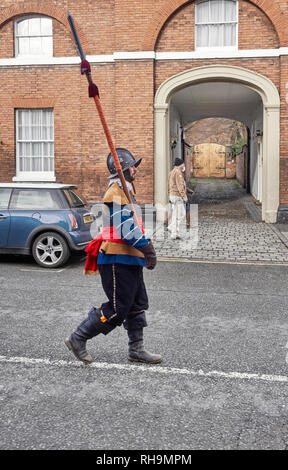 Ein pikeman Mitglied der Sealed Knot geht Welsh Zeile für die 2019 Schlacht von Nantwich Re-enactment Stockfoto