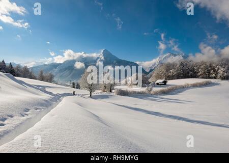 Winterlandschaft mit Blick auf den Watzmann, Hochkalter auf der rechten Seite, Berchtesgaden Nationalpark Berchtesgaden Stockfoto