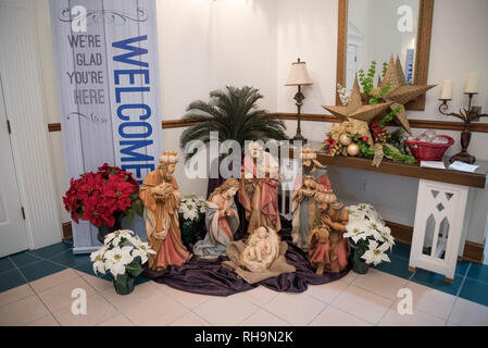Eine Krippe Weihnachten Szene in der First Baptist Church von High Springs, Florida ist in den Eingangsbereich zu den wichtigsten Heiligtum am Weihnachtstag. Stockfoto