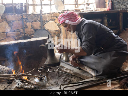 Saudi mann Vorbereitung Kaffee in einer Majlis, Asir Provinz, Tanomah, Saudi-Arabien Stockfoto