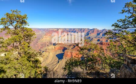 Blick von Rim Trail zwischen Mather Point, Yavapai Point, erodierten Felsformationen, South Rim, Grand Canyon National Park Stockfoto