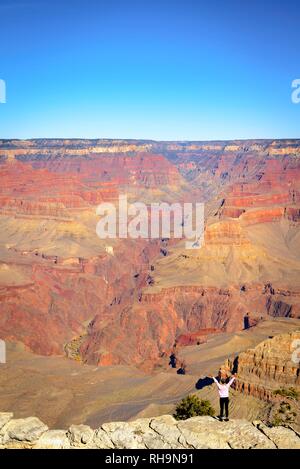 Frau, Person mit ausgestreckten Armen vor der gigantischen Schlucht des Grand Canyon, Ansicht von Rim Trail, Stockfoto