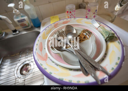 Schmutziges Geschirr stapeln sich neben der Küche. Stockfoto