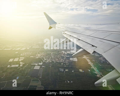 Blick aus dem Fenster eines Flugzeuges, die mit einem Flügel - ein Flug über die Stadt. Stockfoto