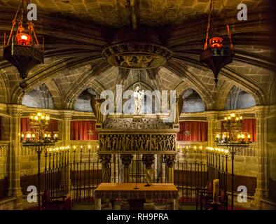 Gotische Kathedrale, La Catedral de la Santa Creu i Santa Eulàlia, Krypta mit Sarkophag des Heiligen Eulalia, Barcelona, Katalonien Stockfoto