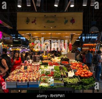 Mit Obst und Gemüse stehen, Mercat de la Boqueria oder Mercat de Sant Josep, Hallen, Barcelona, Spanien Stockfoto