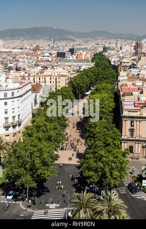 Blick von oben auf die Fußgängerzone Rambla, Barcelona, Katalonien, Spanien Stockfoto