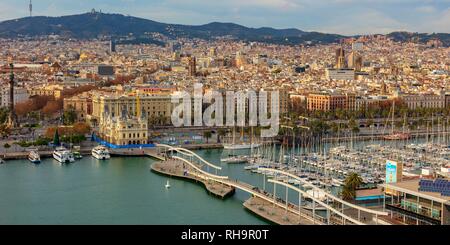 Blick über den Hafen Port Vell, Barcelona, Provinz Barcelona, Katalonien, Spanien Stockfoto