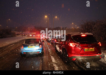 Autos klemmt in der Datenverkehr auf der Ringbahn von West in Basingstoke, da in der Gegend zu Schneefall. Stockfoto