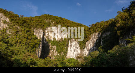 Panorama mit riesigen Höhlen in Gunung Mulu National Park, Borneo, Malaysia Stockfoto