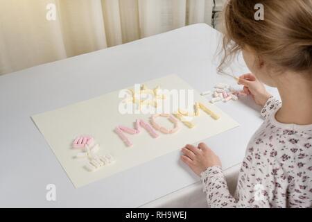 Muttertag. Ein Geschenk für das Kind, Mutter, zeichnen ein applique von Marshmallow. Stockfoto