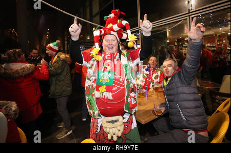 Wales Fans vor dem Guinness sechs Nationen Match im Stade de France, Paris. Stockfoto