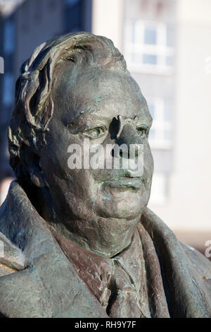 Bronzebüste von John Logie Baird, der Erfinder des Fernsehens, auf West Clyde Street, Helensburgh Stockfoto